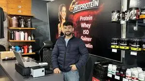 Esmat Amiri unterstützt seine Frau Basira im Fitnessgeschäft „Hitprotein“