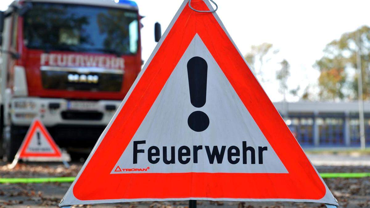 Die Feuerwehr eilte zum Unfallort, der Passant hatte den Brand jedoch bereits selbst löschen können (Archivfoto)