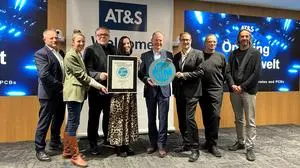 Bei der Eröffnung der AT&S-Erlebniswelt wurde dem CEO Andreas Gerstenmayer das Erlebniswelt-Wirtschaft-Gütesiegel überreicht