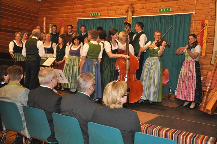 Als Gäste auf der Bühne: die Murtaler Streich, der MGV aus Maria Rain in Kärnten und das Singquartett 4-stimmig.