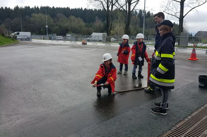 So etwa die Feuerwehr Spielberg, deren Nachwuchs-Mitglieder so gleich das Löschen übten.
