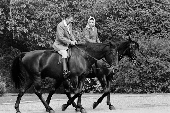 Im Alter von vier Jahren erhielt Elizabeth von König George V. ihr erstes Pony "Peggy", womit ihre lebenslange Leidenschaft für Pferde begann. Im Bild: Foto der Queen, die gemeinsam mit dem damaligen US-Präsidenten Ronald Reagan auf Schloß Windsor reitet.  