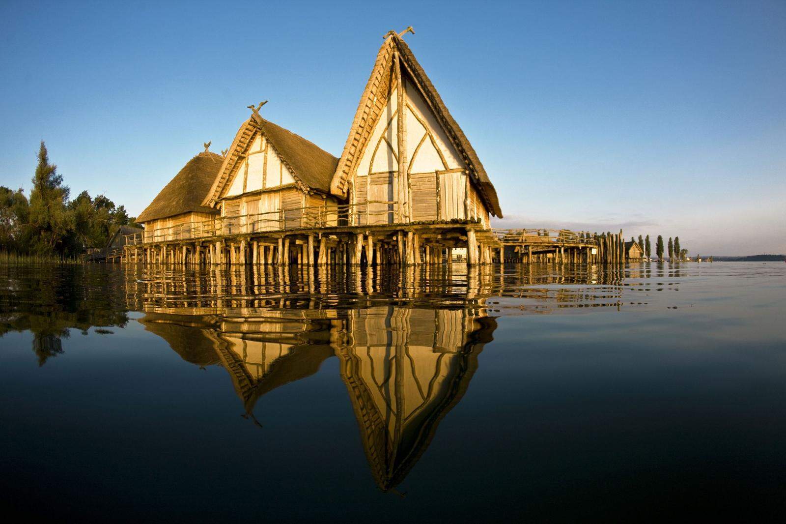 Die rekonstruierten Pfahlhäuser am Bodensee