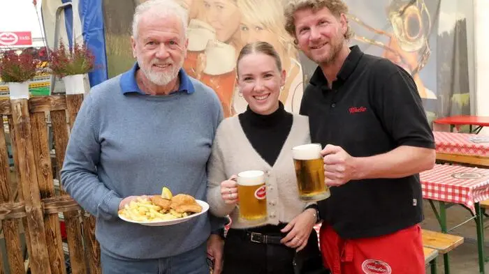 Erste Station unseres Wiesnbesuches war das „St. Veiter Festzelt“ von Walter, Jana und Alexander Motschiunig (von links).
