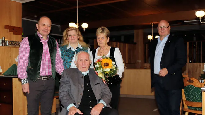 Andreas Schlatzer, Christine Wipfler, Kurt Schlatzer und Grete Schlatzer (von links mit WKO-Regionalstellen-Obmann Peter Sükar) haben allen Grund zu feiern: Ihr Bergwirt ist bereits 60 Jahre alt.