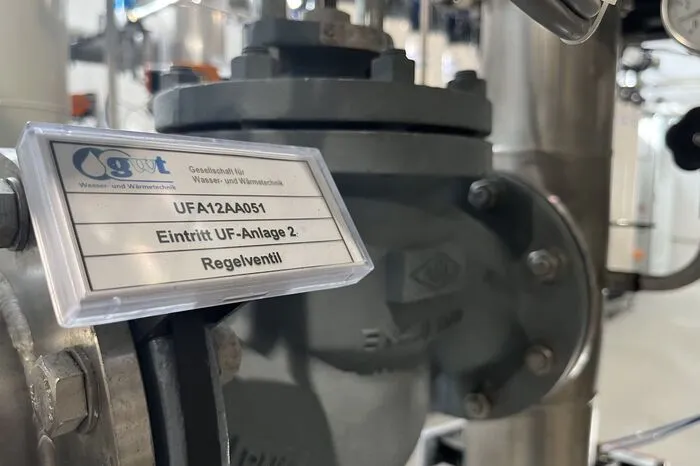 Durch feinste Membranen werden Bakterien und Viren herausgefiltert und mittels UV-Bestrahlung abgetötet