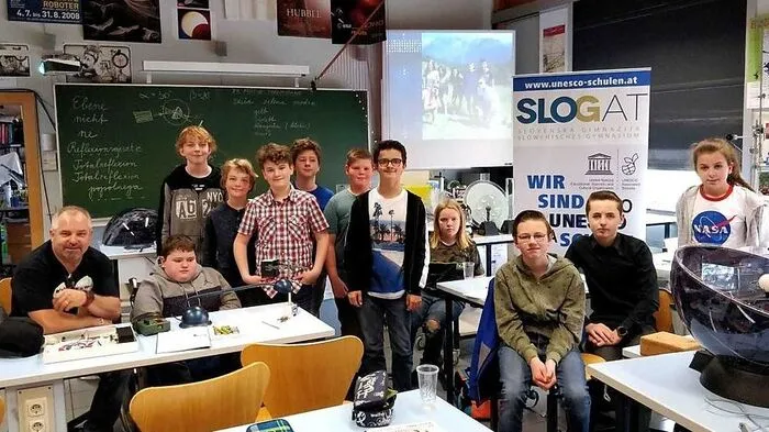 Niko Ottowitz mit den Nachwuchsforschern im Physiksaal.
