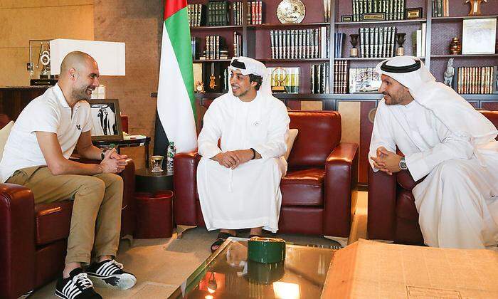 Pep Guardiola, Mansour bin Zayed Al Nahyan, Khaldoon al Mubarak (von links)