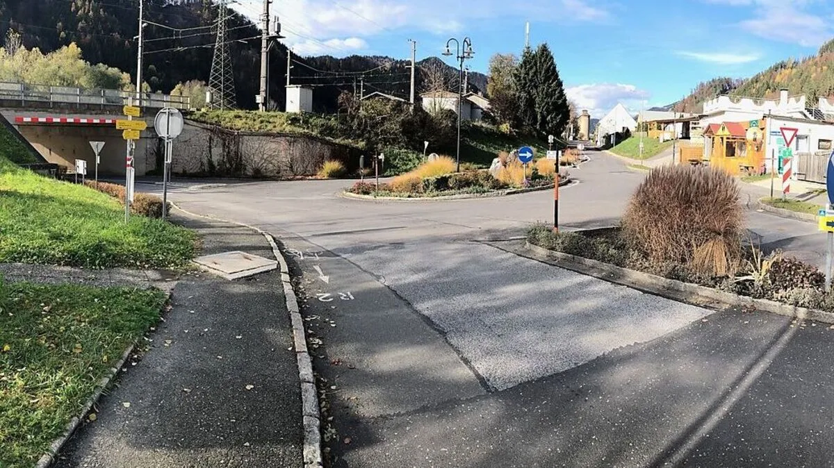 Der Kreisverkehr in Mixnitz: Links geht es zum Auweg, geradeaus befinden sich die Naturwelten und rechts biegt man zur Bärenschützklamm ab