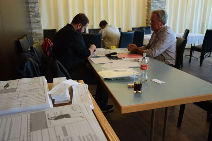 Ein ganzer Stapel Bewerbungsunterlagen liegt im Lasslhof in Riegersburg bereit.