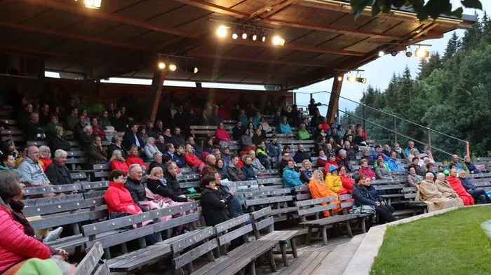 Von 620 verfügbaren Plätzen waren aufgrund der Schachbrett-Belegung und der Abstandsreglung nur 300 Plätze belegt.