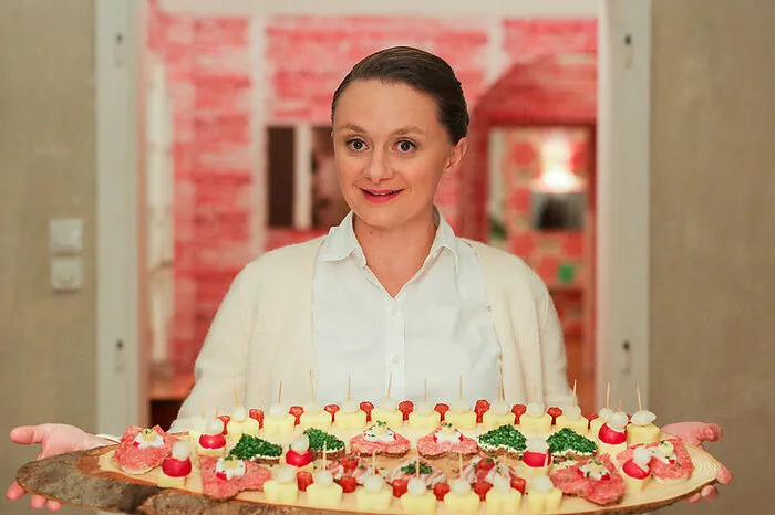 ... Auch die Charaktermimin Gerti Drassl ist für eine Romy als beliebteste Schauspielerin in einer Serie/Reihe nominiert - für ihr unvergleichliches Spiel in den "Vorstadtweibern" ...