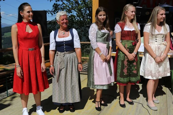 Gewählt wurden das "Zirbendirndl" und der "Zirbenbua". Die Ausscheidung gewann bei den Damen Julia Gößler.  