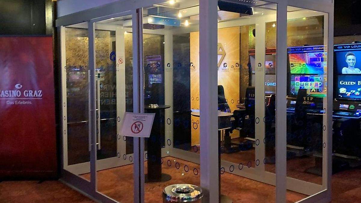 Musste weichen: Die Raucherbox vor dem Casino