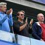 Applaus vom neuen Chelsea-Eigentümer Todd Boehly (Mitte) am Samstag beim Premier-League-Match gegen Wolverhampton