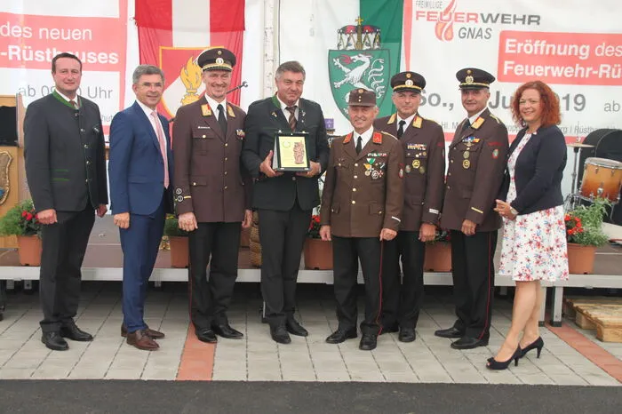 Nicht nur Mitglieder der freiwilligen Feuerwehr wurden bei der Rüstauseröffnung geehrt. Bürgermeister Gerhard Meixner (4.v.l.) wurde die Florianiplakette in Bronze verliehen. 