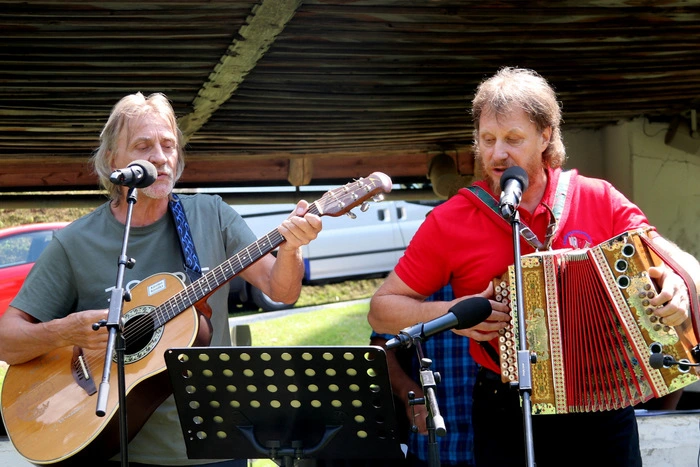 Erföffnet wurde das Konzert von Pepej und Albert Krop, den Söhnen des Begründers des Festes Hubert Krop, dem das Konzert in Memoriam gewidmet war.