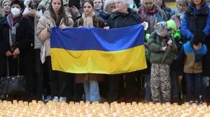 20230221 Lichtermeer fuer die Kinder in der Ukraine WIEN, OESTERREICH - 21. FEBRUAR: Lichtermeer fuer die Kinder in der Ukraine. Anl. des Jahrestages des russischen Angriffs auf die Ukraine erinnern Caritas und ukrainische Gemeinde mit 5.000 Kerzen am Stephansplatz an Not von Mio. Kindern in der Ukrainei. Am Stephansplatz am 21. Februar 2023 in Wien, Oesterreich. 230221_SEPA_32_016 Copyright: xMartinxJuenx SEPAxMedia