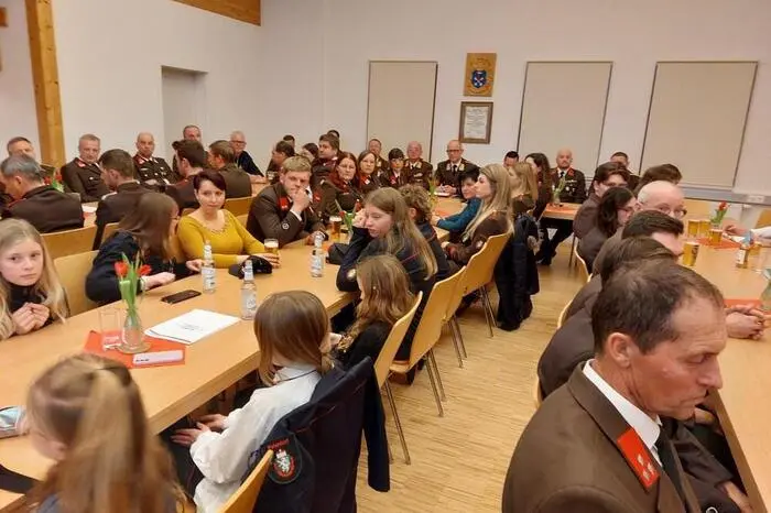 Die Feuerwehr zählt aktuell 82 Mitglieder, davon 62 im Aktivstand, acht in der Jugend und zwölf in der Seniorenabteilung. Neu aufgenommen wurden Leona Galler, Paula Schiessler, Marie Rettenbacher, Alexander Krenbucher und Danja Moser. Mehrere Mitglieder wurden im Rahmen der Versammlung befördert.