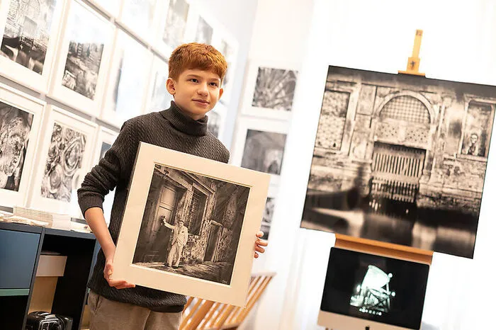 Die Arbeiten des Fotografen Sackl-Kahr sind omnipräsent. In den Wohnräumen und in einem zur Wohnung gehörenden Showroom, der gegen Voranmeldung zu besichtigen ist. Dafür wurde in den letzten Jahren Platz, weil Samuels Schwestern heute als Studierende in Wien und Berlin leben.