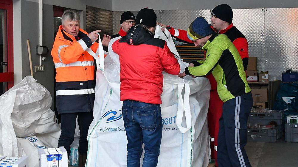Bei der Freiwilligen Feuerwehr in Admont werden Lebensmittel für den Flug nach Radmer vorbereitet