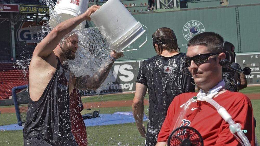 Boston Red Sox-Spieler bei der Ice Bucket Challenge mit Pete Frates