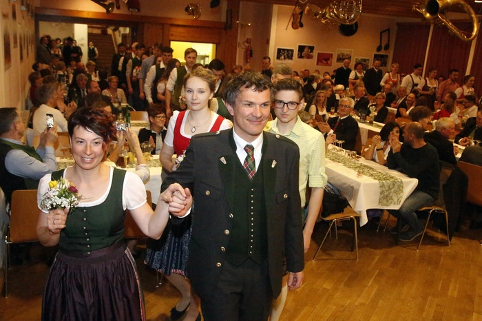 Mit einem festlichen Auftanz zogen 20 Paare der Landjugendgruppe Ilz und Gäste in den Festsaal ein...