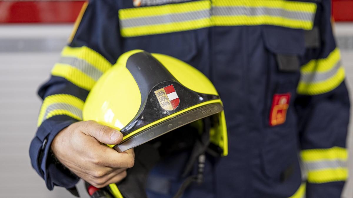 Feuerwehrleute konnten den ausgetretenen Diesel binden (Sujetbild)