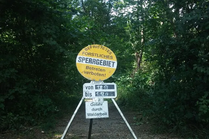 Damit nicht genug: Das bei Spaziergängern und Läufern so beliebte Waldstück wurde vorübergehend überhaupt gesperrt.