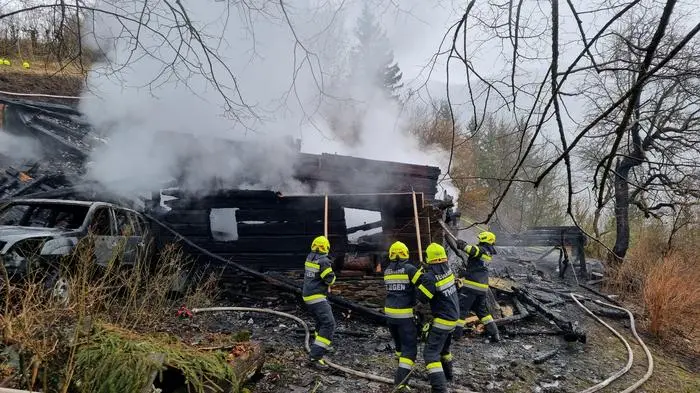 Die Nachlöscharbeiten dauerten bis in den späten Montagvormittag an
