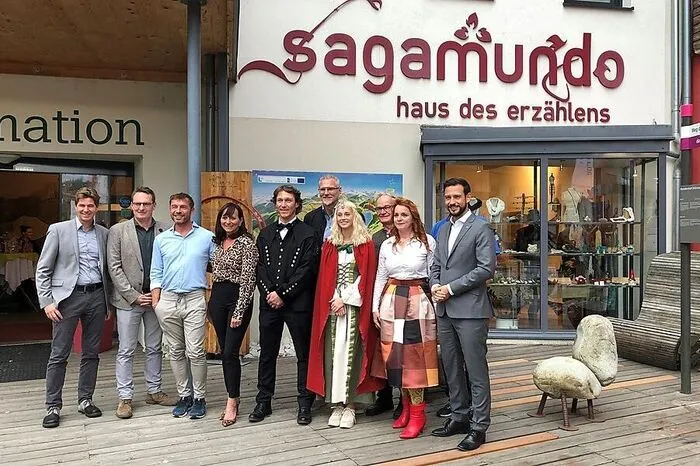 Von Riesen, über Nixen bis zu Berggeistern wird der Kreativität in den Hör- und Effektstationen im Sagamundo freien Lauf gelassen. Eine kostenlose Audioguide-App bietet Hilfe beim Jagen von Information über Kärntner Sagen, und Erkunden über dessen Gestalten.