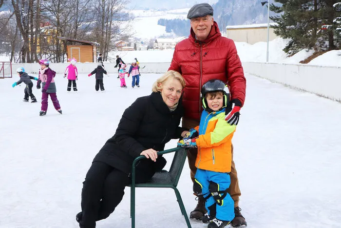 Isolde Taferner und Alexander Taferner waren mit ihrem Enkel Emil Taferner (4 Jahre) auch fleißig am Eislaufplatz dabei.