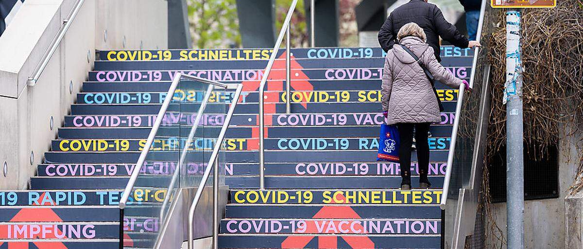 Die Covid-Impfstoffe bieten verlässlichen Schutz gegen schwere Erkrankungen, ein dritter Stich kann einen langfristigen Schutz aufbauen.