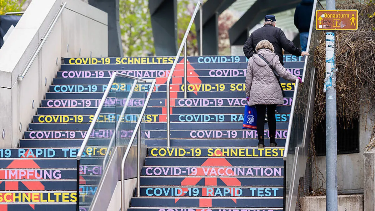 Die Covid-Impfstoffe bieten verlässlichen Schutz gegen schwere Erkrankungen, ein dritter Stich kann einen langfristigen Schutz aufbauen.
