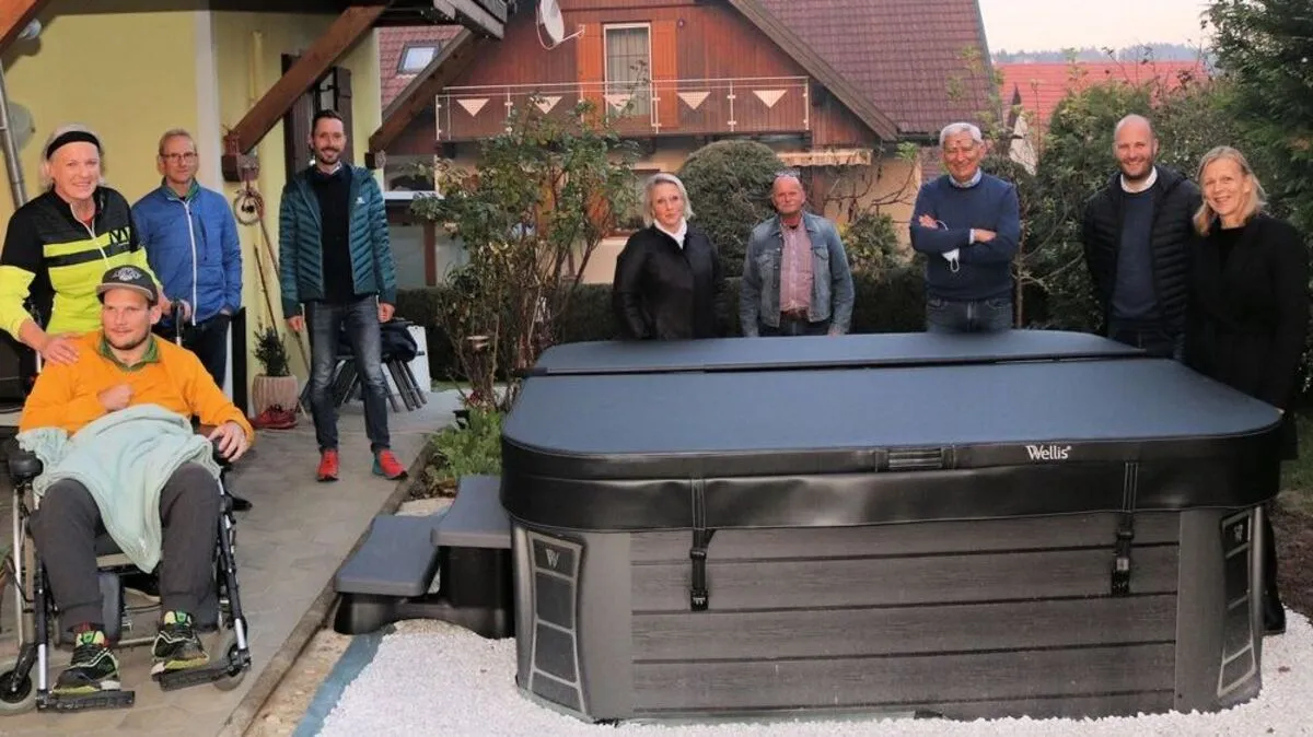 Alfred Gert und eine Abordnung des Adventlaufs übergaben die Spende an die Familie von Martin Langmann