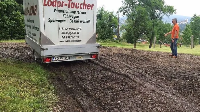 Schon der Anhänger des Veranstaltungsservice versank halb im Boden - an ein Picknick auf der Hofbauer-Wiese ist nicht zu denken