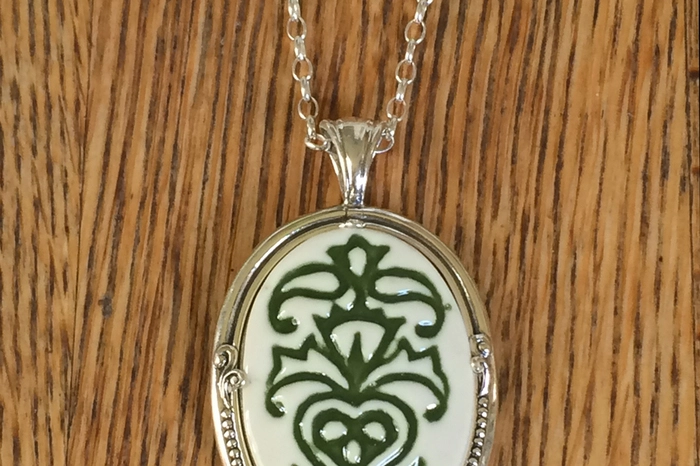 Astrid Wichert fasst ihren feinen Porzellanschmuck in Silber.