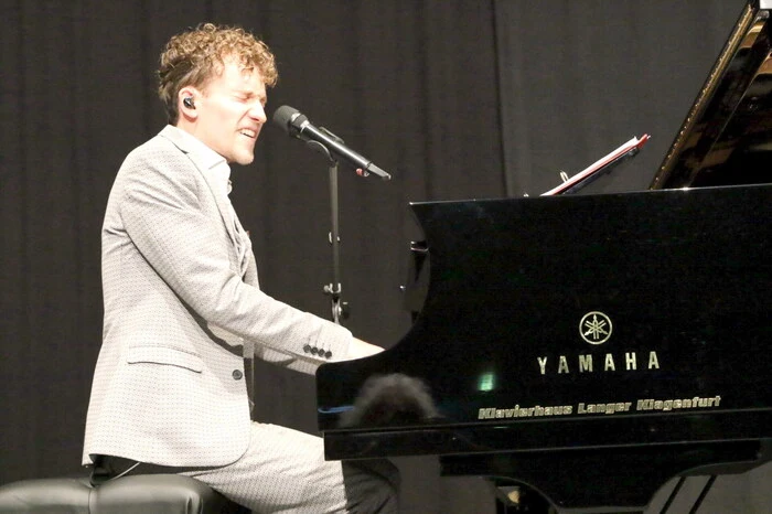 Grund war am Freitagabend das Benefizkonzert von Simon Stadler, der auf Einladung der Soroptimistinnen St. Veit in der Herzogstadt gastierte. 