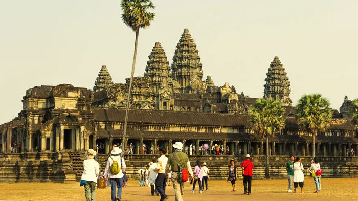Angkor Wat, Kambodschas meistbesuchte Tempelanlage leidet unter dem enormen Touristenansturm. Damit die 900 Jahre alte Tempelanlage nicht noch mehr in Mitleidenschaft gezogen wird, wurde die Zahl der Touristen, die den Sonnenuntergang auf der Spitze des Phnom Bakheng genießen dürfen, auf 300 limitiert.
