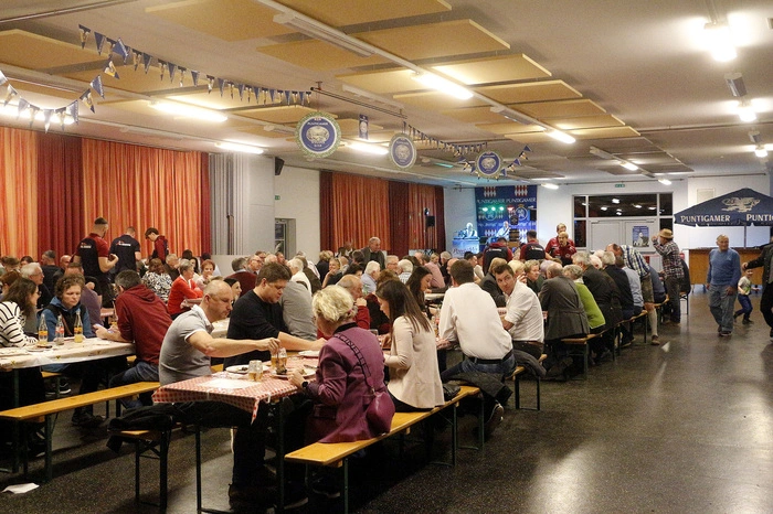 Neben stimmungsgeladener Musik mit „Power Mix“ wurden beliebte Schmankerln, wie herzhafter Schweinsbraten für die vielen „Bockbierliebhaber“ in der Kulturhalle aufgetischt.