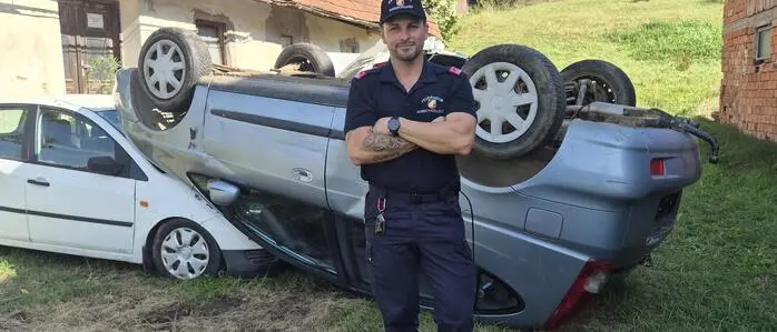 Patric Neumeister am Übungsgelände mit den Autowracks in Bairisch Kölldorf