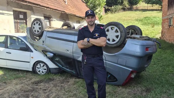 Patric Neumeister am Übungsgelände mit den Autowracks in Bairisch Kölldorf