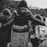 Trauer belastet eine kleine Familie sehr (Foto gestellt) 