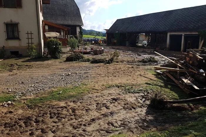 Die Überschwemmung geht quer durch den Ort.