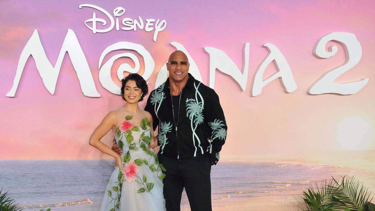 Auli’i Cravalho und Dwayne Johnson bei der Moana 2 Premiere in England