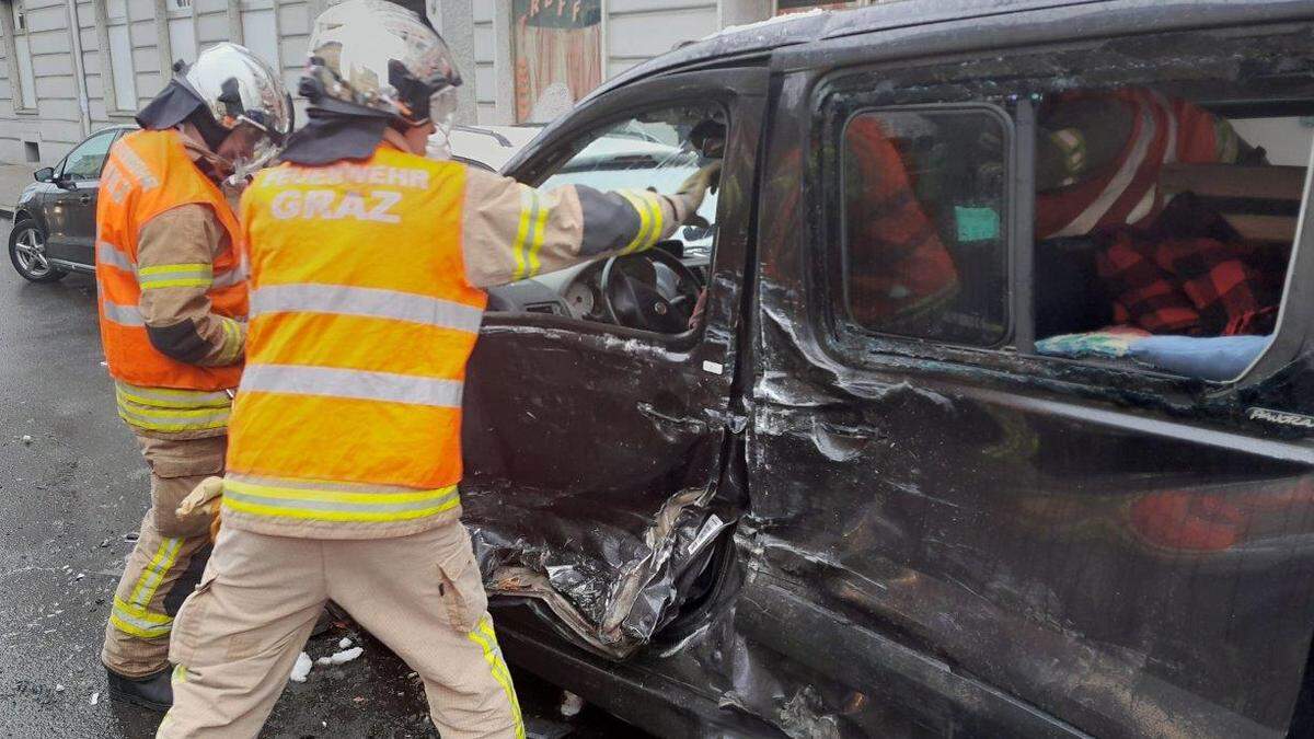 In der Wiener Straße wurde ein Lenker eingeklemmt