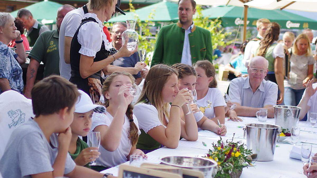 Sauer, bitter, salzig, herzhaft oder neutral? Die Bründlwegkinder machten eifrig mit.