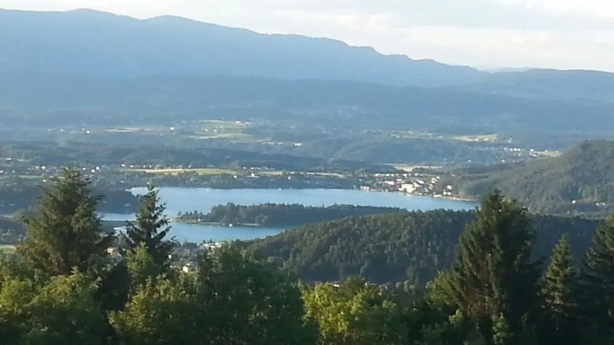 Auch über dem Faaker See soll im Lauf des Tages die Sonne scheinen