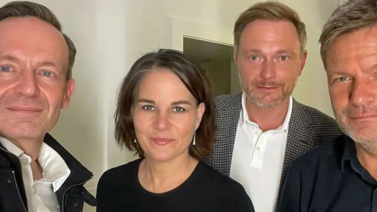 Von links nach rechts: FDP-Generalsekretär Volker Wissing, Grünen-Bundesvorsitzende Annalena Baerbock, FDP-Vorsitzender Christian Lindner und Co-Grünen Bundesvorsitzender Robert Habeck