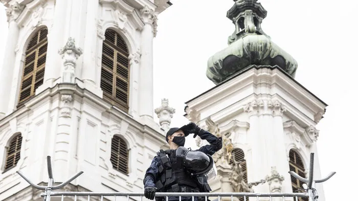 Die Tänzer Alex Deutinger und Alexander Gottfarb haben am Grazer Mariahilferplatz in Kampfausrüstung Stellung bezogen.